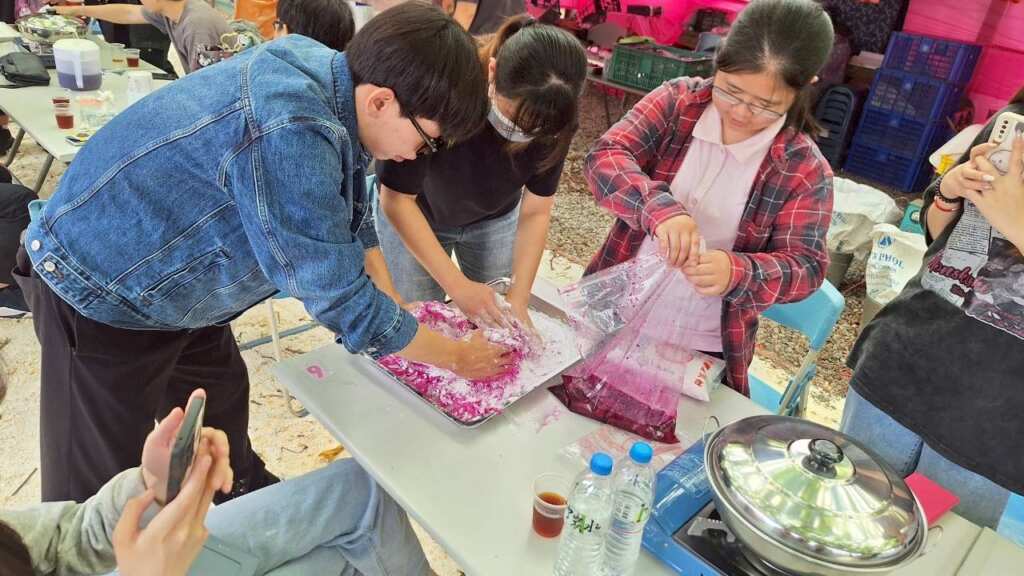 ▲建國科大同學親手做「火龍果湯圓」。（記者林明佑翻攝）
