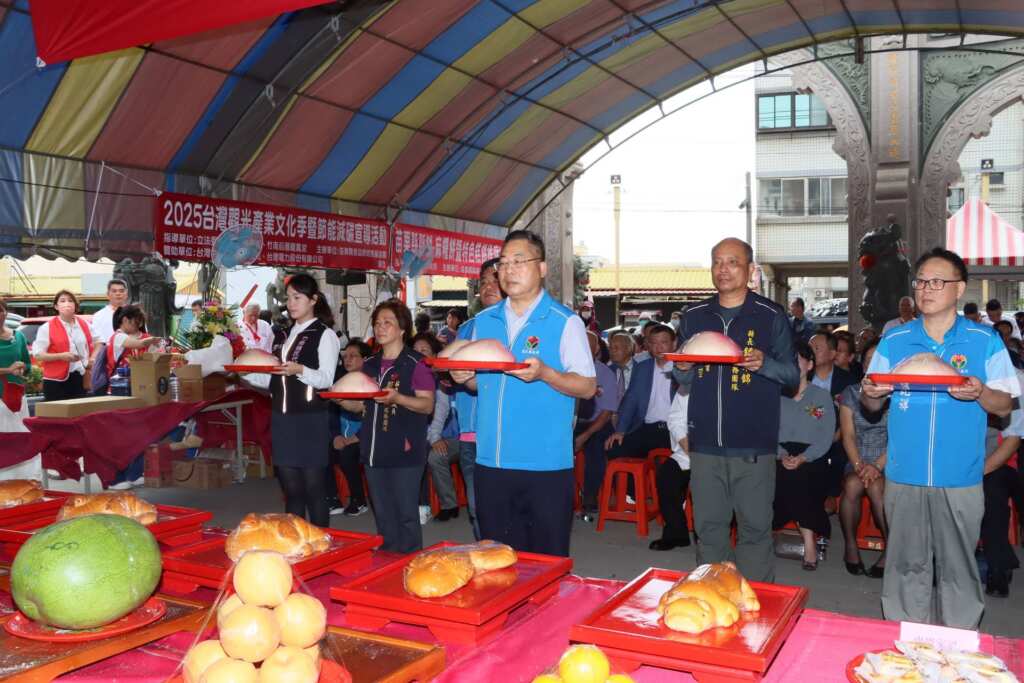 ▲苗栗縣政府祕書長陳斌山向媽祖獻壽桃祝壽。(苗栗縣政府提供)
