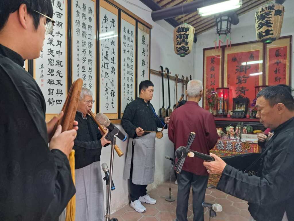 ▲活動選址於歷史悠久、香火鼎盛的鹿港龍山寺,象徵對神明的崇敬與文化傳統的延續,內容包括春祭儀式、南北管音樂展演及絃友聯誼等。(彰化縣文化局提供)