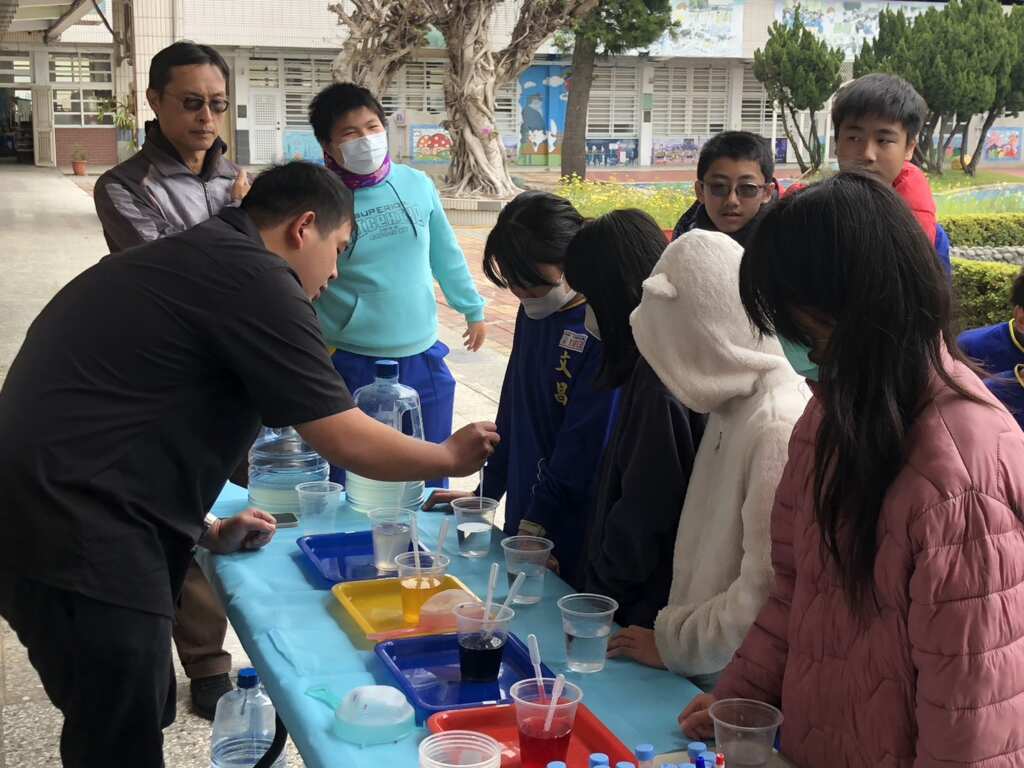▲大葉大學藥保系帶領文昌國小學童動手做認識潔淨能源。(記者林明佑翻攝)