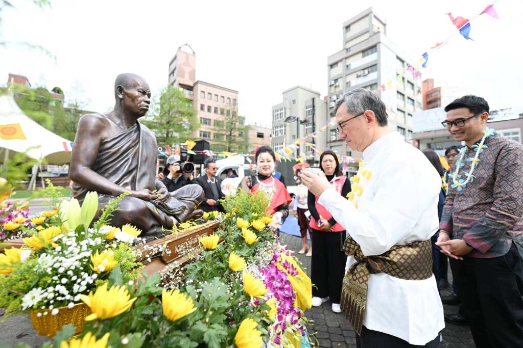 ▲泰國宋干節慶典結合誦經祝禱，桃園市副市長王明鉅為震災地區祈福。（桃園市政府提供）