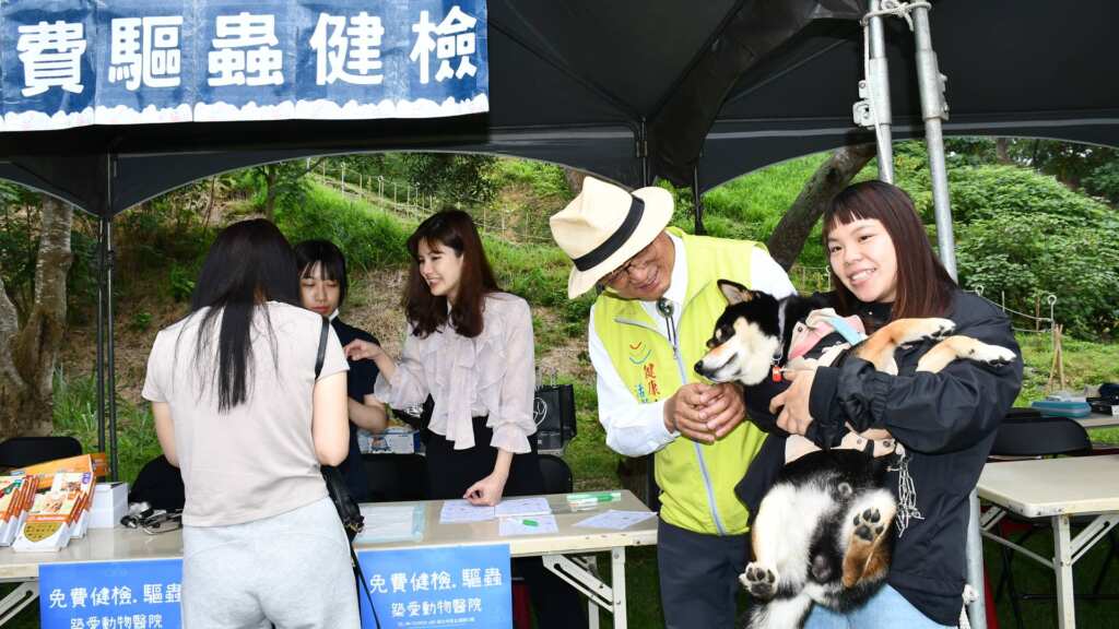 ▲龍物嘉年華寵物交誼一下。(記者林明佑翻攝)