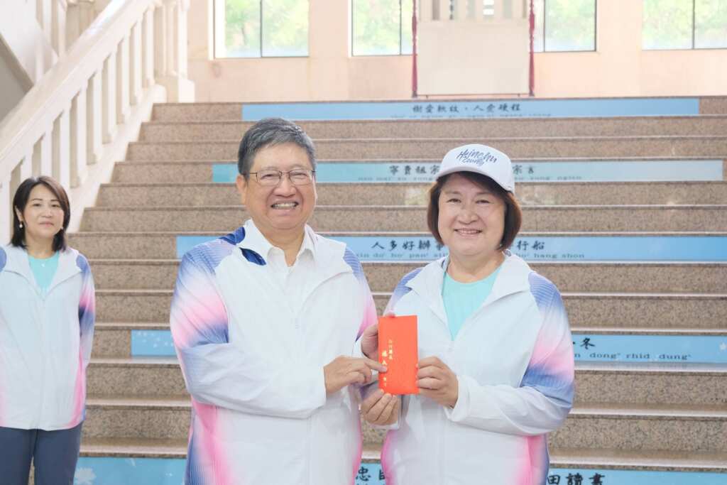 ▲新竹縣長楊文科頒發加菜金,由勝利國中校長王淑蘭代表接受。(新竹縣教育局提供)