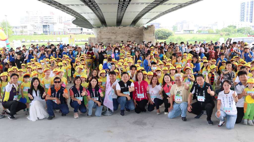 ▲宜蘭市立幼兒園舉辦「親子健走樂環保，一起減碳愛地球！」活動，於12日在宜蘭橋下河濱公園熱鬧展開，吸引了將近700位親子攜手響應健康生活、減碳愛地球活動。（宜蘭市公所提供）