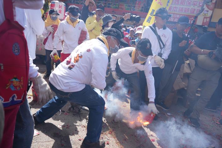 犁炮為朝天宮媽祖出巡特色,震天炮聲驅邪避凶、氣勢驚人。(記者廖承恩翻攝)