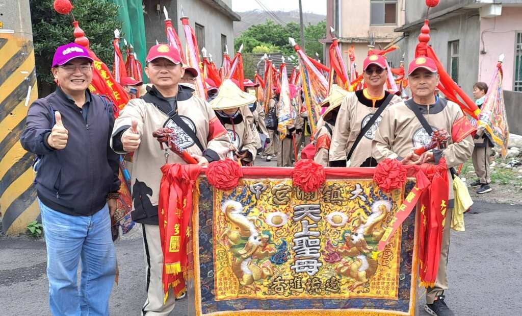 ▲今年大甲媽祖至新港奉天宮遶境進香回鑾14日凌晨1點多才進廟,劉燈鐘博士與鄉親們順利完成九天八夜的遶境之行,他並被獲聘為大甲鎮瀾宮繡旗團的顧問。(記者林明佑翻攝)