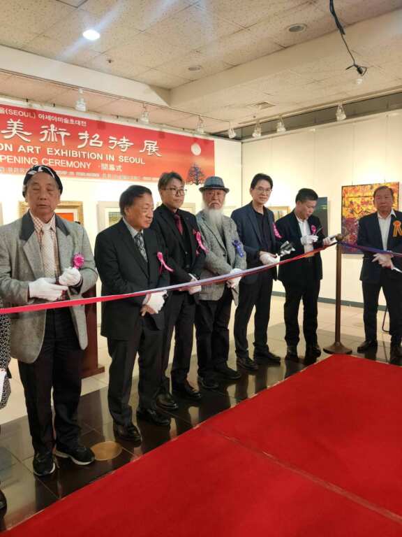 ▲林家同總院長114-4-12參與韓國首爾亞細亞藝術展開開幕式剪綵。(記者林明佑翻攝)
