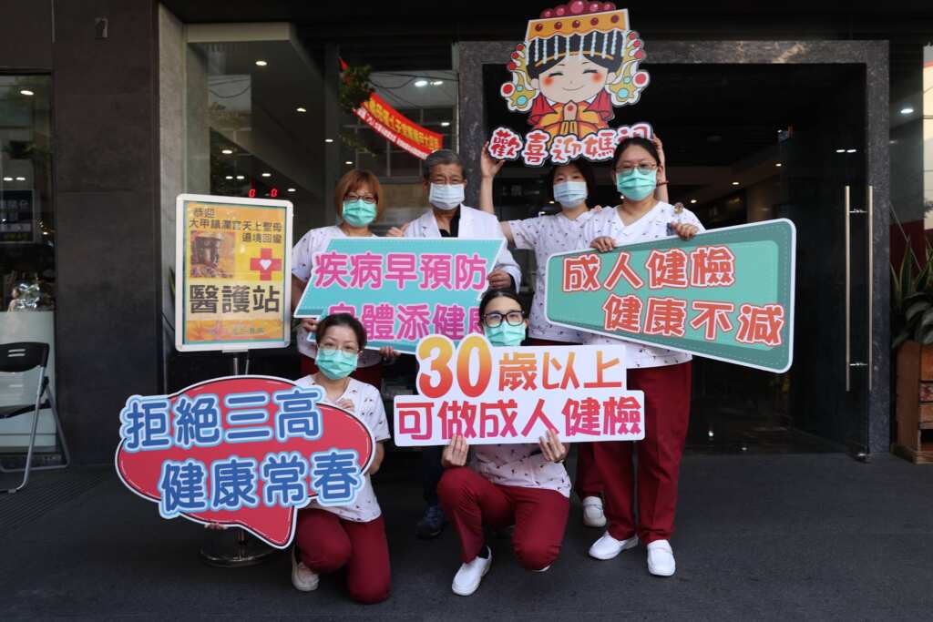 ▲醫護人員趁機宣導免費成人健檢。(記者林明佑翻攝)