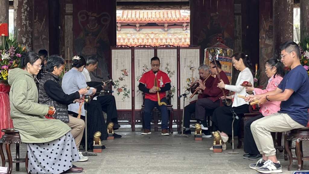 ▲鹿港聚英社於昨日在鹿港龍山寺隆重舉辦「孟府郎君春季祭典暨絃友聯誼活動」，活動邀集來自全臺四縣市共16個南北管館閣團體共襄盛舉。（彰化縣文化局提供）