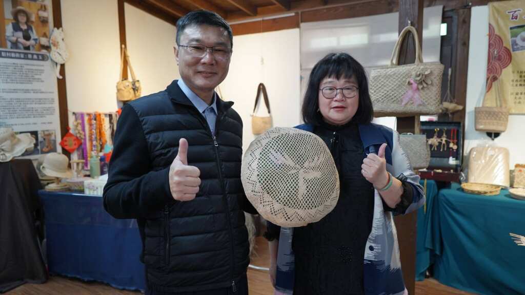 ▲精通傳統編織工藝的蔡燕玉。(記者林明佑翻攝)