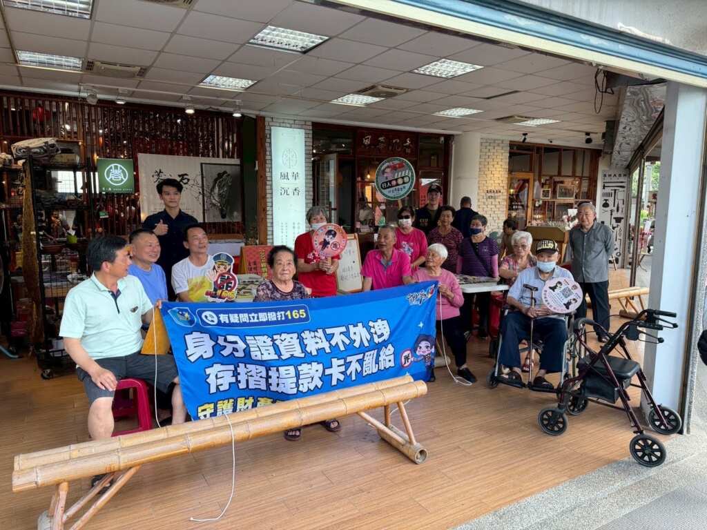 【西螺警在活動中心舉辦「騙」步難行-銀髮族防詐桌遊體驗活動。(記者廖承恩翻攝)