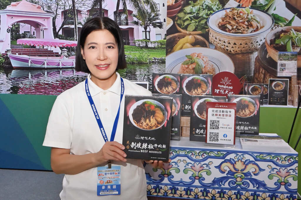 理想大地 陳美玲經理別推薦經典的伴手禮「馬告剝皮辣椒牛肉麵」,嚴選上等牛肉慢火燉煮歡迎選購(圖/張玉泰攝)