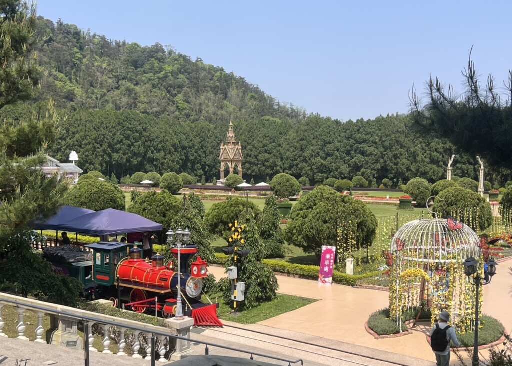 ▲遊客可漫步於花田間,沉浸在迷人的花香與美景中。(記者蘇彩娥攝)