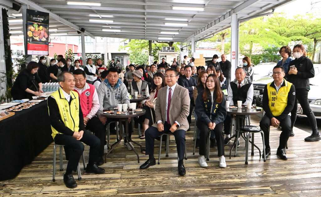 ▲茆師父也在記者會上宣布即將於暑期開幕的「靠山咖哩旗艦店」公益計畫,展現企業深耕地方、培育青少年的理念與承諾。(記者張玉泰攝)