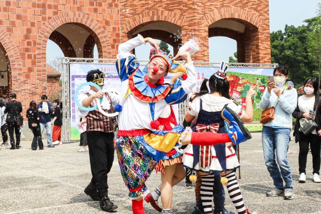紅鼻子馬戲團及虎劇團帶來嘉年華大遊行,民眾跟隨隊伍在園區內歡樂踩街。