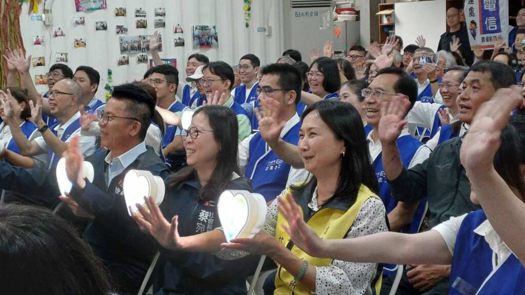 透過「馨心學堂2025」的啟動,象徵政府與企業共同攜手,以AI科技為橋樑,為高雄、為全台打造一條更具希望與溫度的數位未來。(圖:記者洪瑞麟拍攝)
