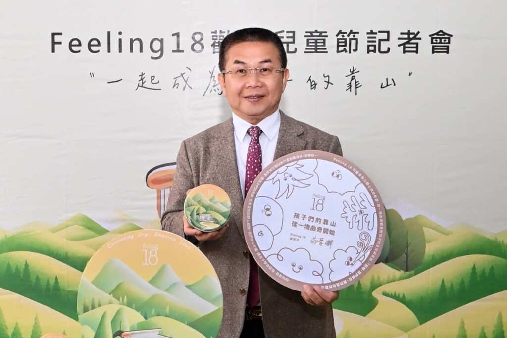 ▲埔里知名企業Feeling18巧克力工房創辦人茆師父連續16年嘉惠全鎮學童兒童節禮物，今年更首度將分享擴及南投縣四鄉鎮聯盟成員，一同將10000份精心打造的曲奇餅乾禮盒兒童節禮物。（記者張玉泰攝）