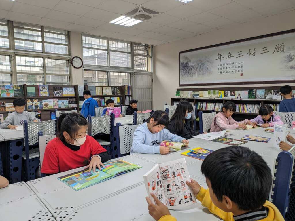 ▲頂新和德文教基金會創辦人魏應充協助建置靜思閱讀書軒,為孩子們補足充沛的品格、生命和文史相關書籍。(永興國小提供)
