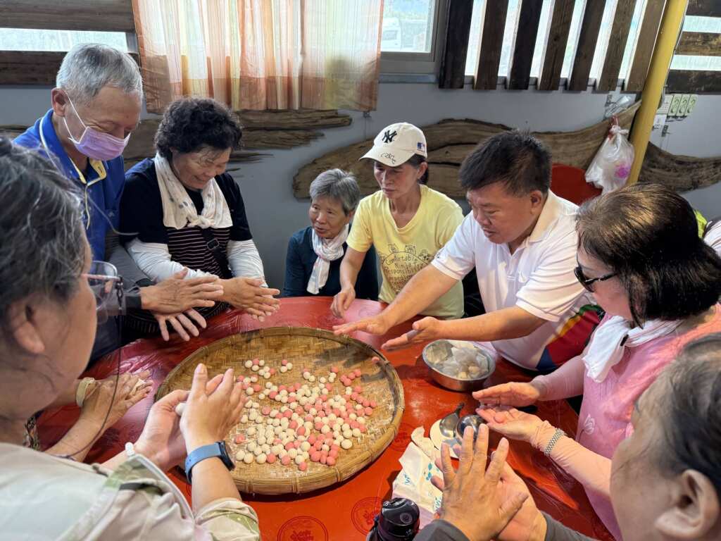 ▲花蓮縣政府辦理的2025「桐花飛舞‧繽紛鳳林」深度小旅行活動於上週登場,共規劃3個梯次,吸引眾多遊客熱情參與。(花蓮縣客家事務處提供)