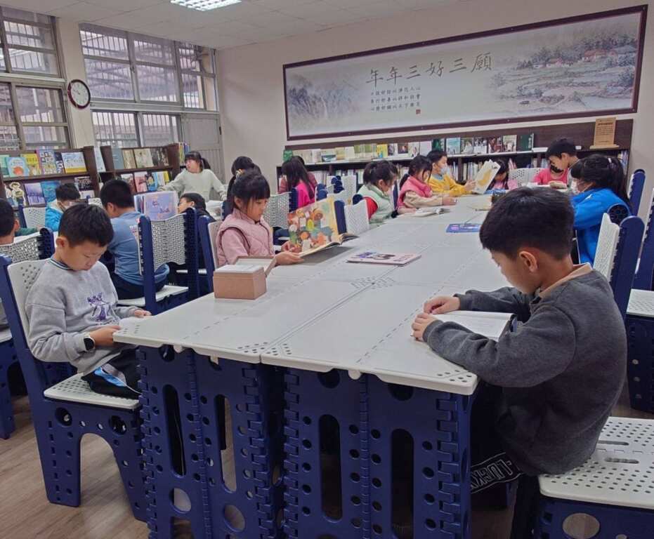 ▲彰化永靖永興國小校長吳寶嘉感謝頂新和德文教基金會創辦人魏應充,在閱讀教育推動期間及時捐資設置「靜思閱讀書軒」,並持續關心社區共讀推動情形。(永興國小提供)