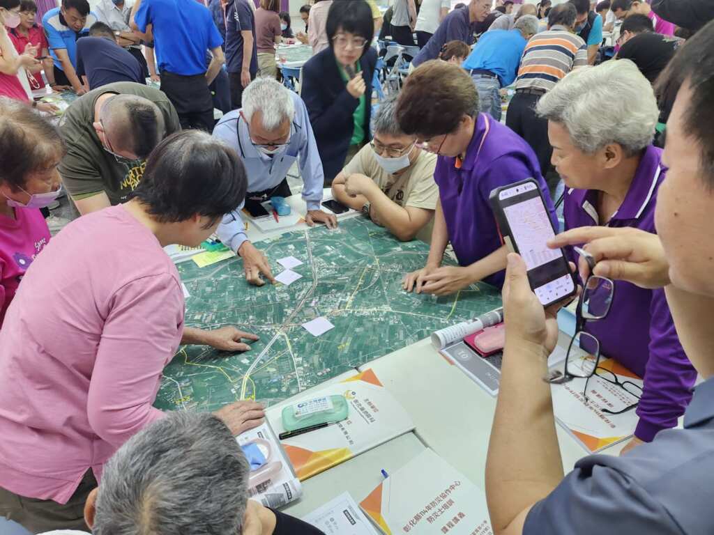 ▲為強化地方災害應變體系並提升基層防災人力素質,彰化縣消防局在埔心鄉明聖國小辦理「防災協作中心防災士教育訓練」,共有80位來自各鄉鎮市防災協作中心成員踴躍參與。(彰化縣消防局提供)