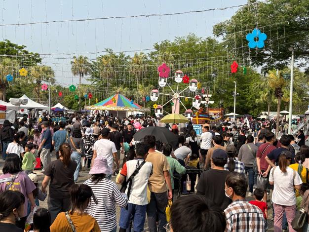適逢連續假期前往建國眷村市集活動人潮洶湧。(記者廖承恩翻攝)