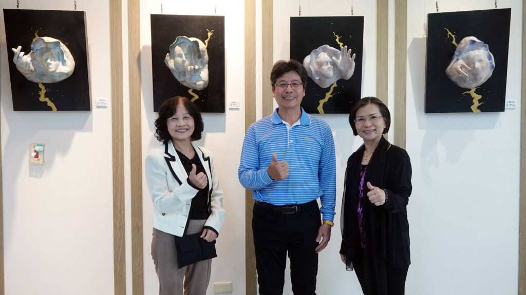 ▲陳信正個展「交響曲系列」以陶製立體人形臉孔結合交響樂指揮家手式,或左手、或右手,再以純黑畫板上畫上簡單梅花枝幹線條,讓觀眾在欣賞時,耳中似有無聲的樂音悠然響起,進入另一種享受。(記者林明佑攝)