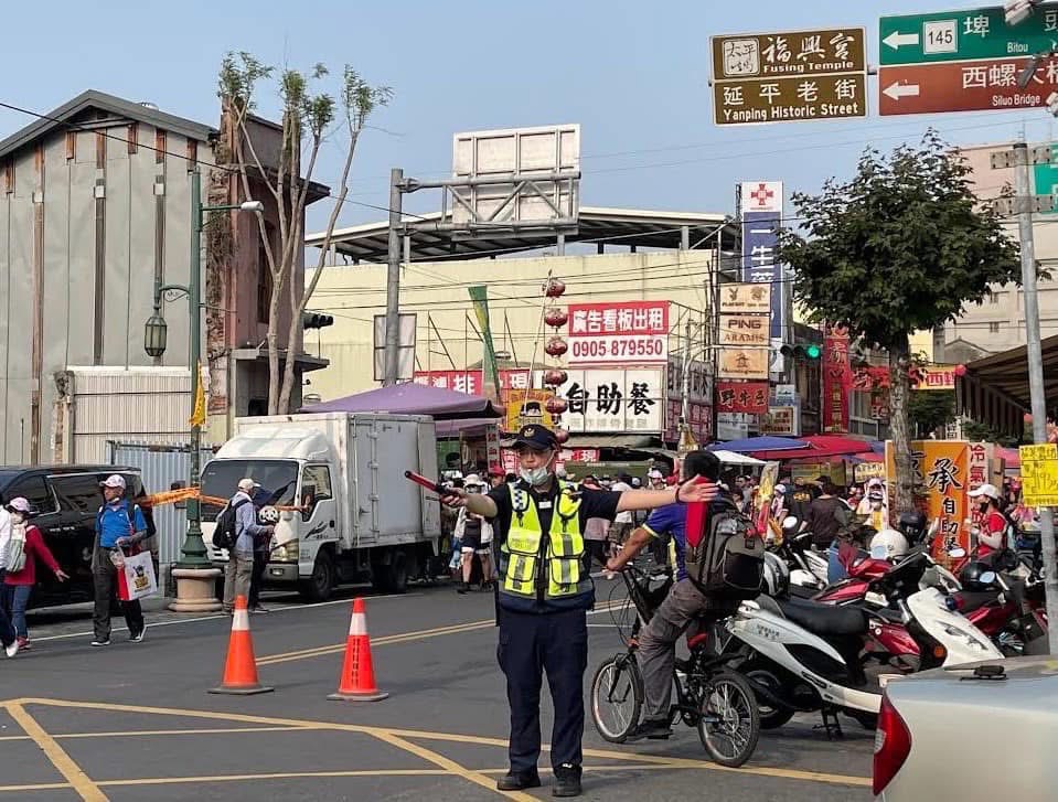 西螺警分局特別提醒大家留意交通管制資訊,遵守警方疏導措施。(記者廖承恩翻攝)