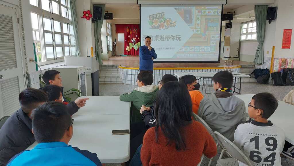 ▲灃食團隊親自帶領,向學生介紹永續餐桌理念,並引導體驗「平衡地球美食家」桌遊。(記者林明佑翻攝)