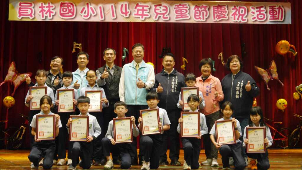 ▲員林市代理市長賴致富表現優異模範生，肯定學童在五育全方位都表現出類拔萃。（記者林明佑翻攝）