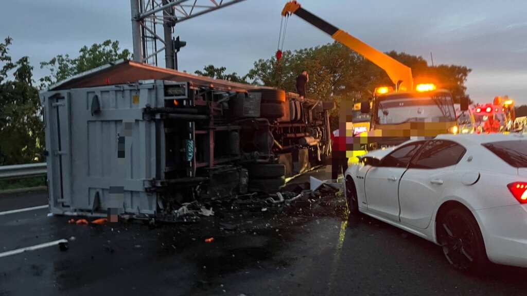 ▲國道1號南向217.3公里處員林路段今日清晨4時56分許發生四車連環擦撞車禍，整起事故釀8人送醫，所幸均無生命危險，事故於上午6時50分排除恢復通行。（民眾提供）