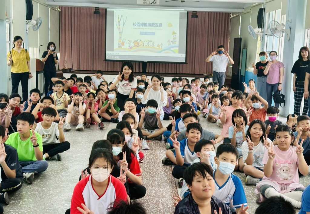 雲林縣交通工務局政風室前進校園廉潔環保教育宣導。(記者廖承恩翻攝)