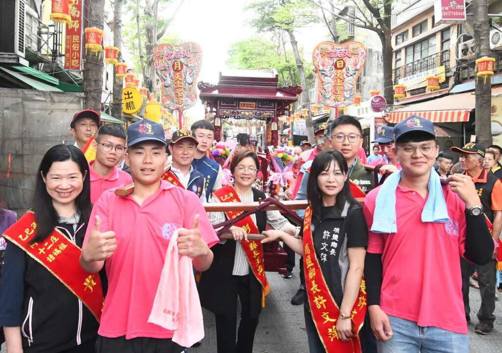 ▲展開兩天一夜的遶境祈福活動,沿途行經福興鄉與埔鹽鄉,當晚駐駕於福興鄉大公館社尾庄慈安宮並舉行團拜儀式。(記者林明佑翻攝)
