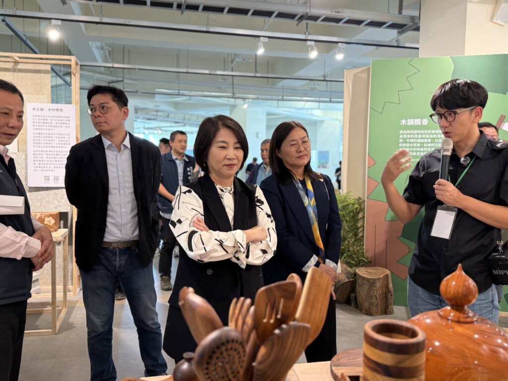 ▲屏東物產館林業展–周縣長逛林業展。(屏東縣農業處提供)