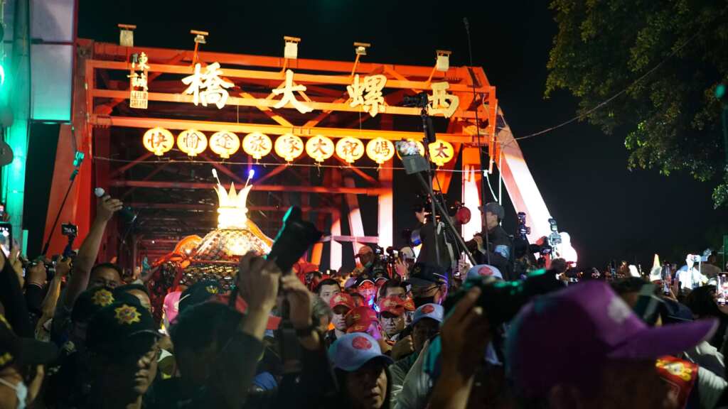 大甲媽鑾轎所至,信眾蜂擁而至,虔誠膜拜、熱情拍照留念。(記者廖承恩翻攝)