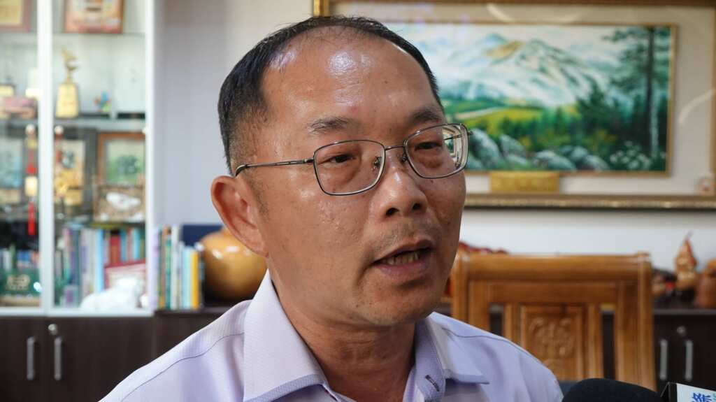 ▲溪湖農會推廣部主任巫松源指出,今年因氣候因素與去年的颱風災害影響,整體國產水果產量下滑,讓溪湖巨峰葡萄在市場上呈現供不應求的狀況,價格也創下新高。(記者林明佑攝)