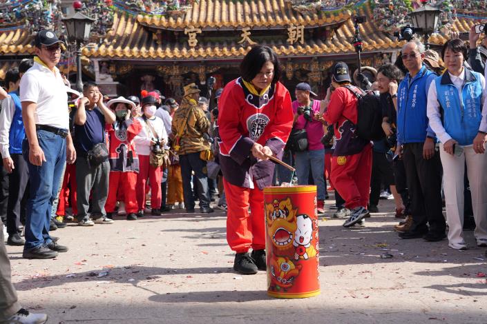 縣長張麗善點燃馬炮,氣勢磅礡揭開遶境序幕。(記者廖承恩翻攝)
