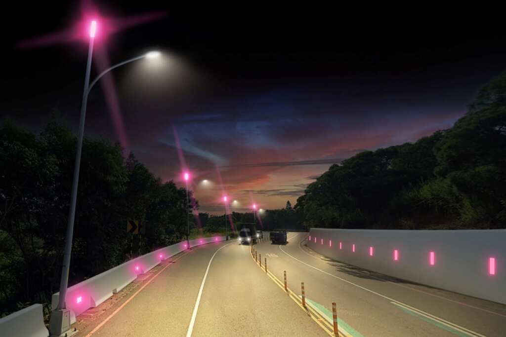 ▲中市大肚山粉紅公路即將完工，延續藍色公路照亮夜空，打造浪漫粉藍項鍊。（台中市建設局提供）