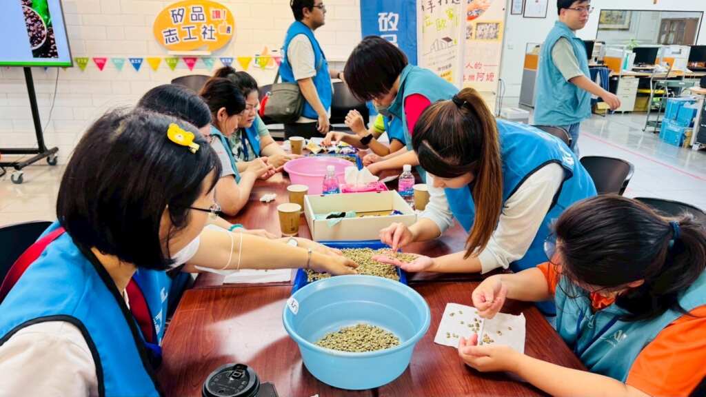 ▲矽品精密志工與庇護員工一起挑選咖啡豆、進行咖啡競賽。(記者林明佑翻攝)
