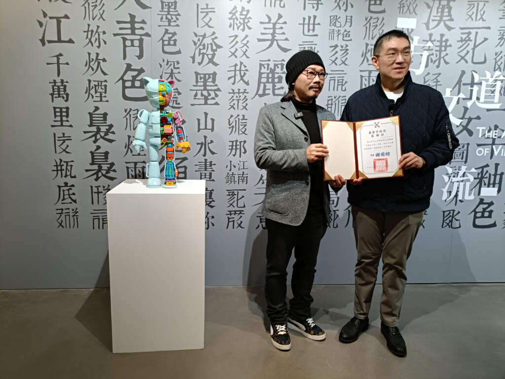 ▲方文山首度在基隆舉辦《方道文山流》特展，市長謝國樑親自到場參觀，並致贈感謝狀（方道文山流提供）