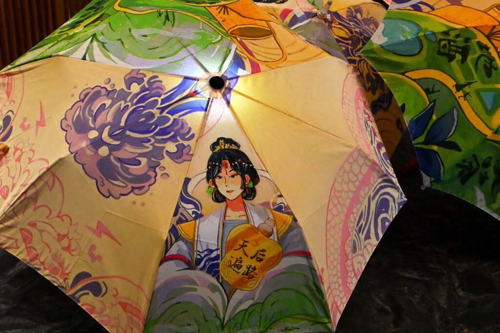 富雨洋傘 晴雨傘系列融合媽祖圖騰與LED燈光元素,象徵光明、守護與庇佑(圖/張玉泰攝)