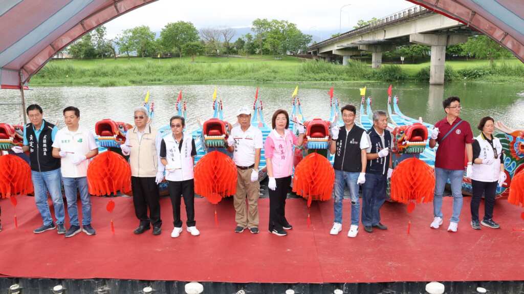 ▲宜蘭市公所於今日在慶和橋旁草坪舉辦「宜蘭市龍舟點睛祈福儀式」，由市長陳美玲擔任主祭官，並邀請多位地方貴賓擔任陪祭官，遵循古禮儀式，為龍舟點睛注入靈氣。（宜蘭市公所提供）