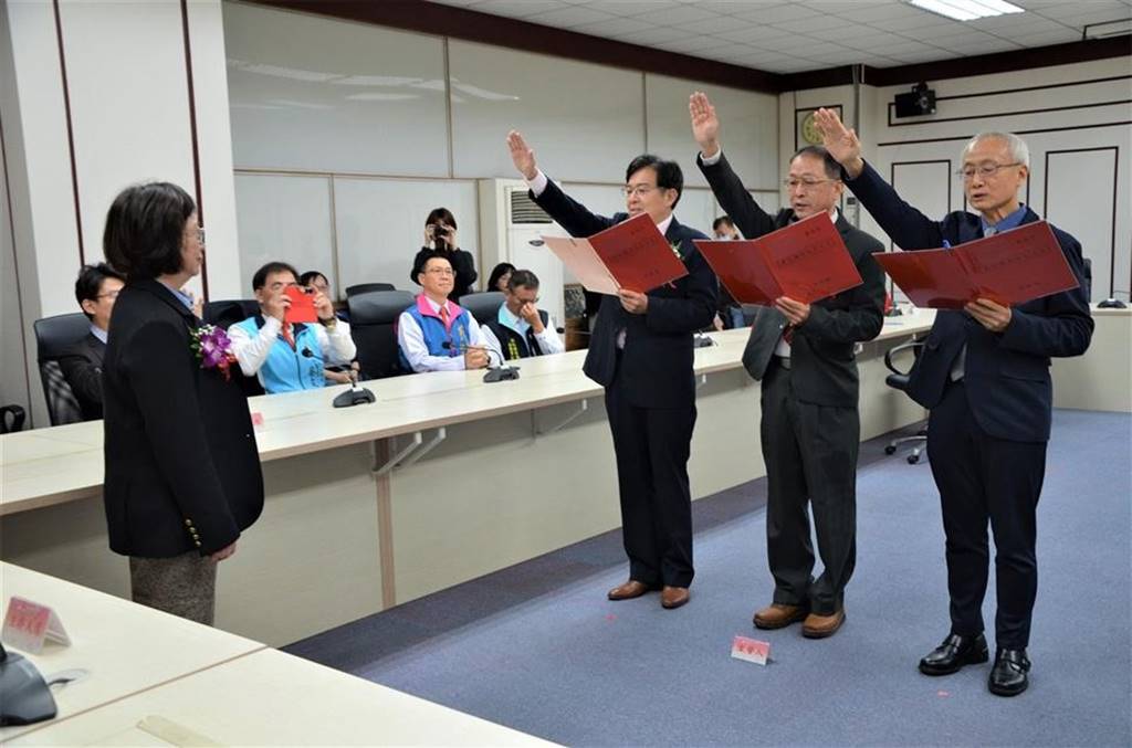 ▲彰化縣地政事務所人事異動，三位主任履新。（彰化縣政府提供）