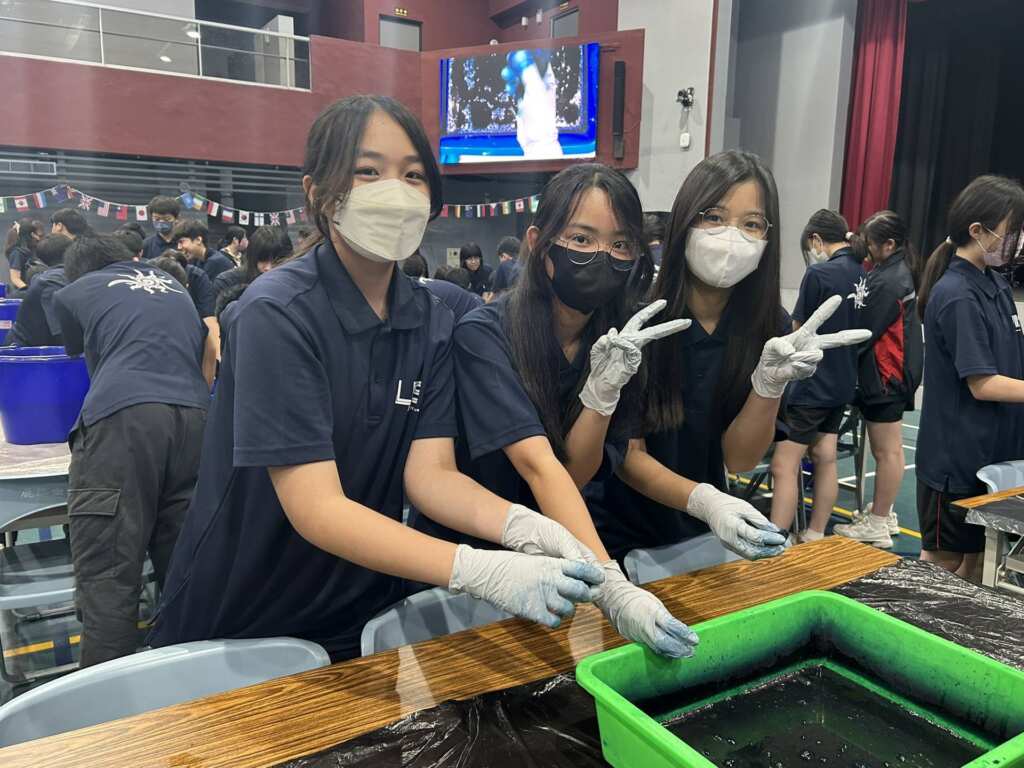 ▲鹿江中小學的學生對於能有機會動手做藍染，紛紛感到這是一次新鮮的體驗。（記者林明佑翻攝）