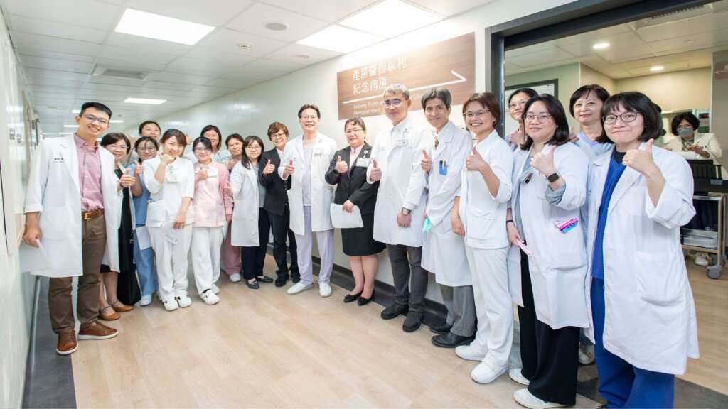 ▲彰基今(29)日舉辦產房暨烈以利紀念病房啟用感恩禮拜，陳穆寬總院長(中)與醫護團隊合影。（彰基醫院提供）