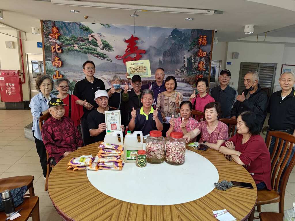 ▲彰化榮家主任蘇再勝、花廚師與出席活動住民合影。（記者林明佑翻攝）