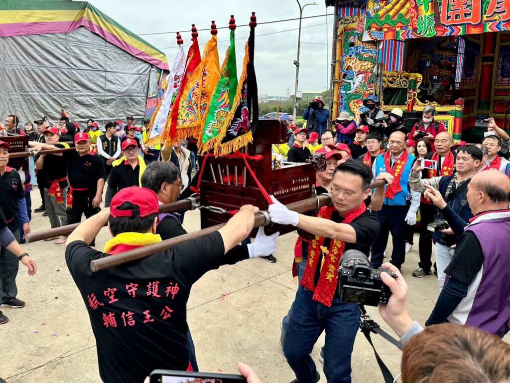 ▲桃園市副市長蘇俊賓體驗飛輦轎儀式。（桃園市政府提供）