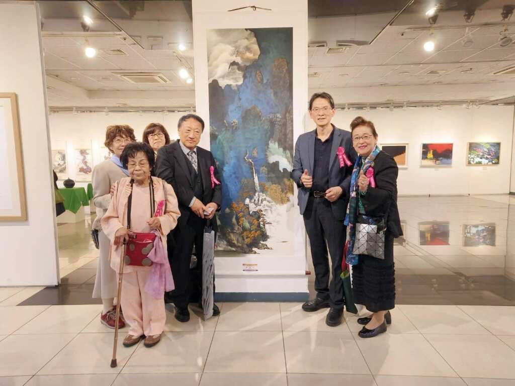 ▲林家同總院長114-4-12於韓國首爾亞細亞藝術展開開幕式與來自日本東洋書道院松田啓祐會長成員等合影於「天勢」水墨畫於韓國。(記者林明佑翻攝)