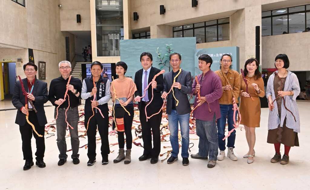 ▲臺中市政府文化局於今日在大墩文化中心辦理「穿透明日的靈光-SDGs永續藝術系列特展」第二檔《反義複詞與及物動詞》的開幕式。(記者張玉泰攝)