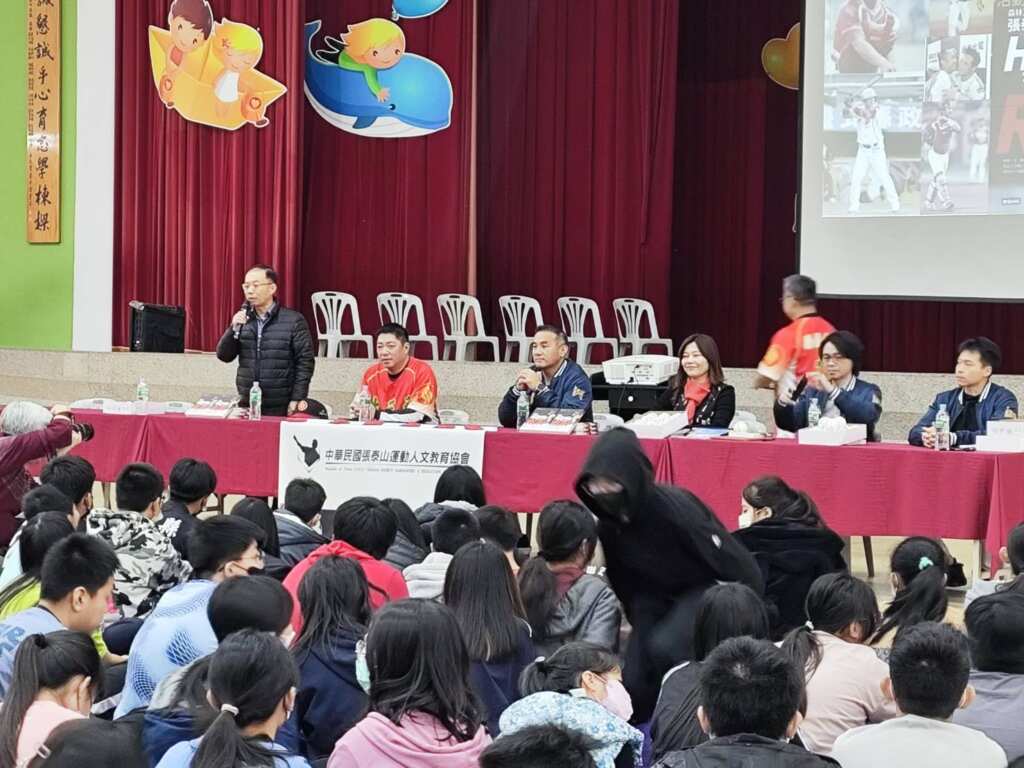 警方以互動方式向全校師生宣導校園安全、交通安全及反詐騙知識。(記者廖承恩翻攝)